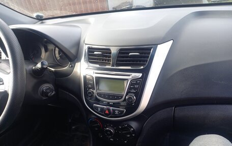 Hyundai Solaris II рестайлинг, 2012 год, 670 000 рублей, 3 фотография