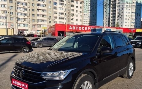 Volkswagen Tiguan II, 2021 год, 2 700 000 рублей, 2 фотография