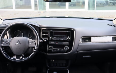 Mitsubishi Outlander III рестайлинг 3, 2018 год, 1 690 000 рублей, 10 фотография