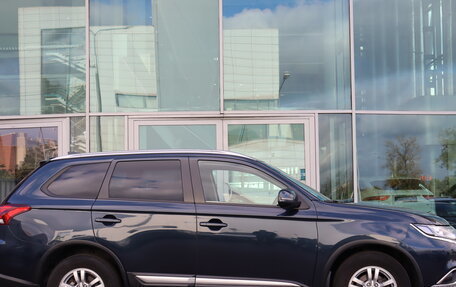 Mitsubishi Outlander III рестайлинг 3, 2018 год, 1 690 000 рублей, 6 фотография