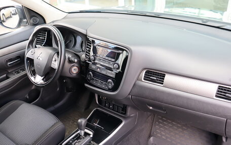 Mitsubishi Outlander III рестайлинг 3, 2018 год, 1 690 000 рублей, 16 фотография