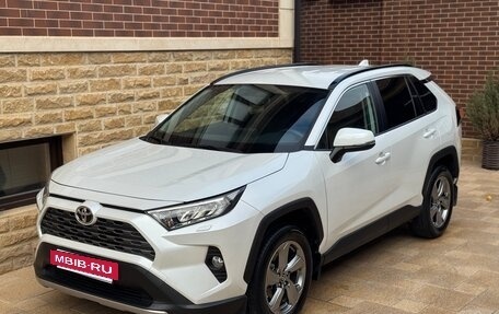 Toyota RAV4, 2021 год, 4 000 000 рублей, 4 фотография