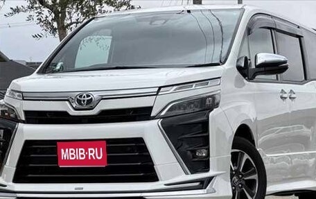 Toyota Voxy III, 2021 год, 1 784 000 рублей, 1 фотография