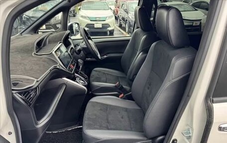 Toyota Voxy III, 2021 год, 1 784 000 рублей, 12 фотография