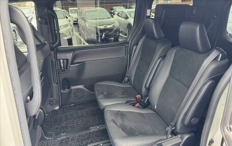 Toyota Voxy III, 2021 год, 1 784 000 рублей, 17 фотография