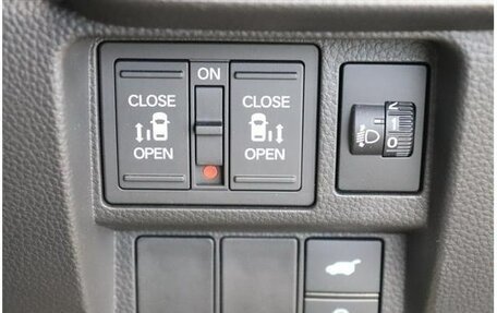 Honda Stepwgn, 2022 год, 2 045 000 рублей, 17 фотография