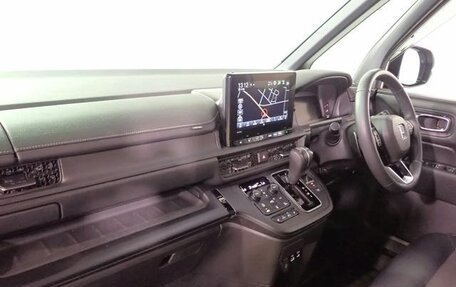 Honda Stepwgn, 2022 год, 2 065 000 рублей, 28 фотография