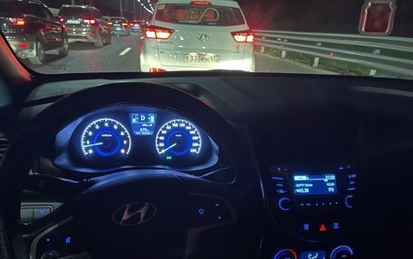 Hyundai Solaris II рестайлинг, 2015 год, 1 000 000 рублей, 16 фотография