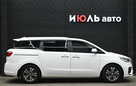 KIA Carnival III, 2018 год, 2 555 000 рублей, 9 фотография