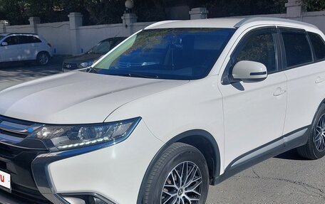Mitsubishi Outlander III рестайлинг 3, 2016 год, 1 350 000 рублей, 2 фотография