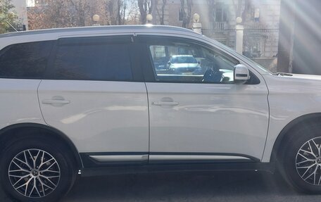 Mitsubishi Outlander III рестайлинг 3, 2016 год, 1 350 000 рублей, 6 фотография