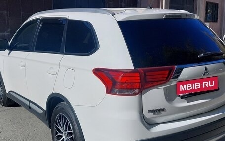 Mitsubishi Outlander III рестайлинг 3, 2016 год, 1 350 000 рублей, 4 фотография