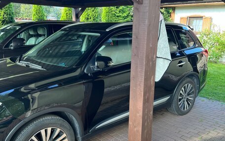 Mitsubishi Outlander III рестайлинг 3, 2019 год, 2 600 000 рублей, 2 фотография