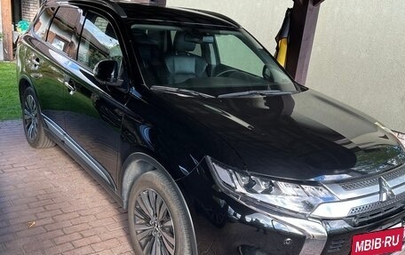 Mitsubishi Outlander III рестайлинг 3, 2019 год, 2 600 000 рублей, 3 фотография