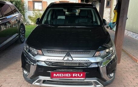 Mitsubishi Outlander III рестайлинг 3, 2019 год, 2 600 000 рублей, 4 фотография