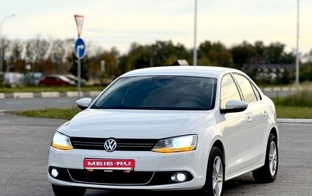 Volkswagen Jetta VI, 2013 год, 1 250 000 рублей, 2 фотография