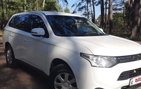 Mitsubishi Outlander III рестайлинг 3, 2013 год, 1 350 000 рублей, 2 фотография