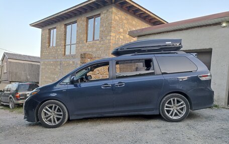 Toyota Sienna III, 2018 год, 3 100 000 рублей, 4 фотография