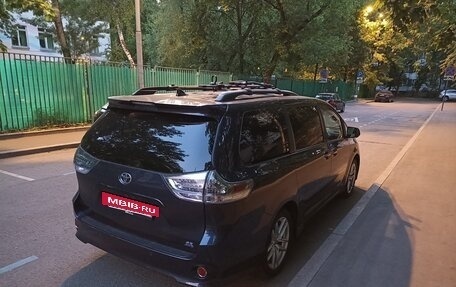 Toyota Sienna III, 2018 год, 3 100 000 рублей, 2 фотография