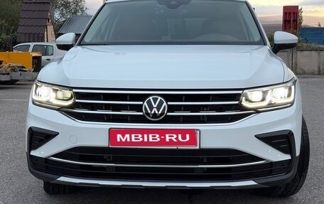 Volkswagen Tiguan II, 2021 год, 3 750 000 рублей, 1 фотография