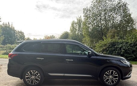 Mitsubishi Outlander III рестайлинг 3, 2015 год, 1 700 000 рублей, 8 фотография