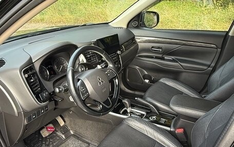 Mitsubishi Outlander III рестайлинг 3, 2015 год, 1 700 000 рублей, 13 фотография