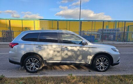 Mitsubishi Outlander III рестайлинг 3, 2016 год, 1 870 000 рублей, 2 фотография