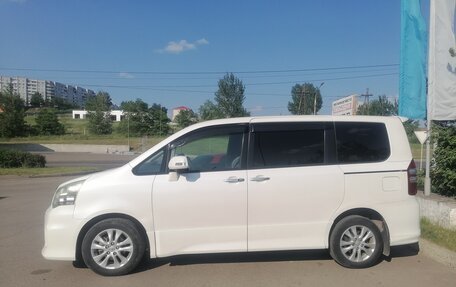 Toyota Noah III, 2011 год, 1 600 000 рублей, 4 фотография