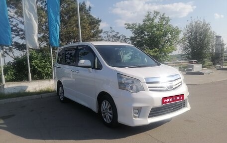 Toyota Noah III, 2011 год, 1 600 000 рублей, 1 фотография