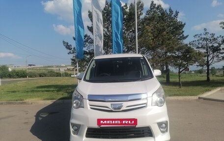Toyota Noah III, 2011 год, 1 600 000 рублей, 2 фотография