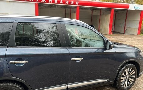 Mitsubishi Outlander III рестайлинг 3, 2019 год, 2 700 000 рублей, 5 фотография
