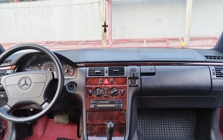 Mercedes-Benz E-Класс, 1997 год, 750 000 рублей, 10 фотография