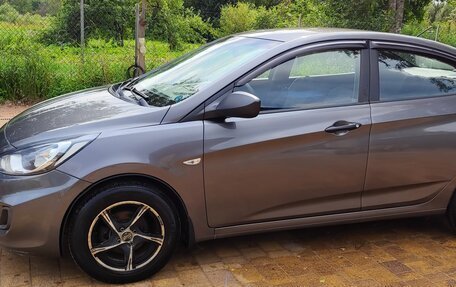 Hyundai Solaris II рестайлинг, 2011 год, 700 000 рублей, 2 фотография