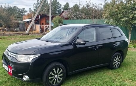 Mitsubishi Outlander III рестайлинг 3, 2013 год, 970 000 рублей, 3 фотография