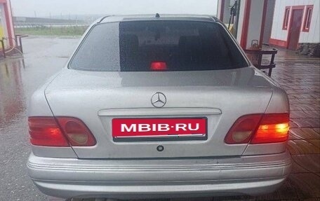 Mercedes-Benz E-Класс, 1997 год, 450 000 рублей, 3 фотография