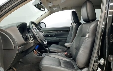 Mitsubishi Outlander III рестайлинг 3, 2016 год, 1 720 000 рублей, 10 фотография