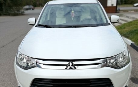 Mitsubishi Outlander III рестайлинг 3, 2014 год, 1 560 000 рублей, 3 фотография