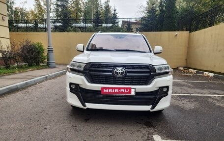 Toyota Land Cruiser 200, 2017 год, 4 990 000 рублей, 3 фотография