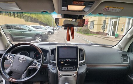 Toyota Land Cruiser 200, 2017 год, 4 990 000 рублей, 24 фотография