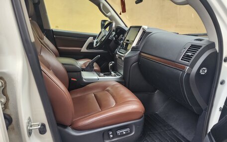 Toyota Land Cruiser 200, 2017 год, 4 990 000 рублей, 26 фотография
