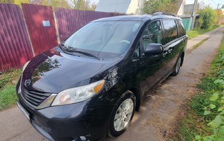 Toyota Sienna III, 2012 год, 1 900 000 рублей, 2 фотография