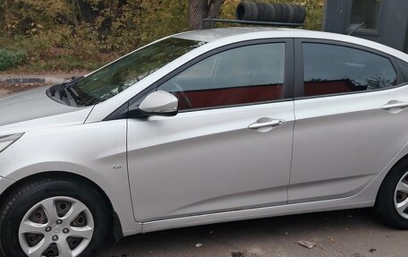 Hyundai Solaris II рестайлинг, 2012 год, 800 000 рублей, 2 фотография