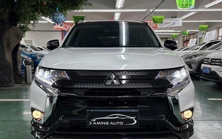 Mitsubishi Outlander III рестайлинг 3, 2022 год, 2 590 469 рублей, 2 фотография
