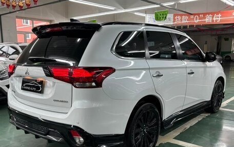 Mitsubishi Outlander III рестайлинг 3, 2022 год, 2 590 469 рублей, 5 фотография