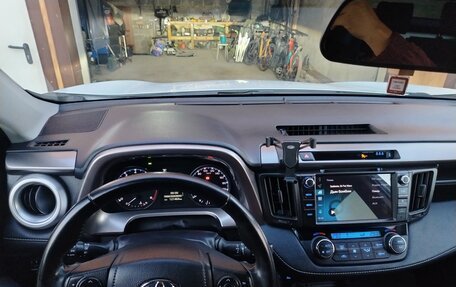 Toyota RAV4, 2018 год, 2 300 000 рублей, 2 фотография