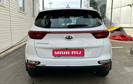 KIA Sportage IV рестайлинг, 2020 год, 2 300 000 рублей, 5 фотография