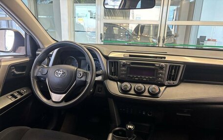Toyota RAV4, 2015 год, 2 300 000 рублей, 15 фотография