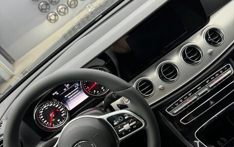 Mercedes-Benz E-Класс, 2020 год, 3 300 000 рублей, 4 фотография