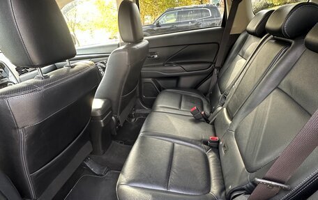 Mitsubishi Outlander III рестайлинг 3, 2016 год, 2 000 050 рублей, 10 фотография