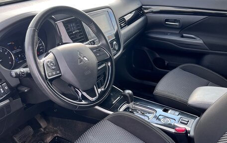 Mitsubishi Outlander III рестайлинг 3, 2018 год, 2 800 000 рублей, 12 фотография